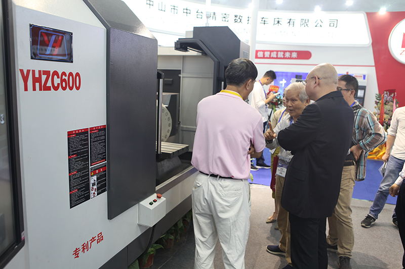 QY千亿国际新品双头卧深圳发布现场